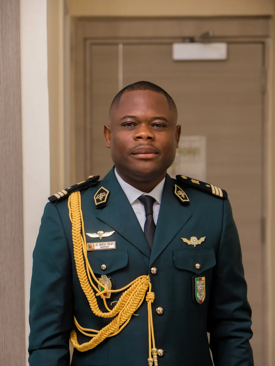 Portrait officiel d’un officier en uniforme, photographie L21STUDIOS