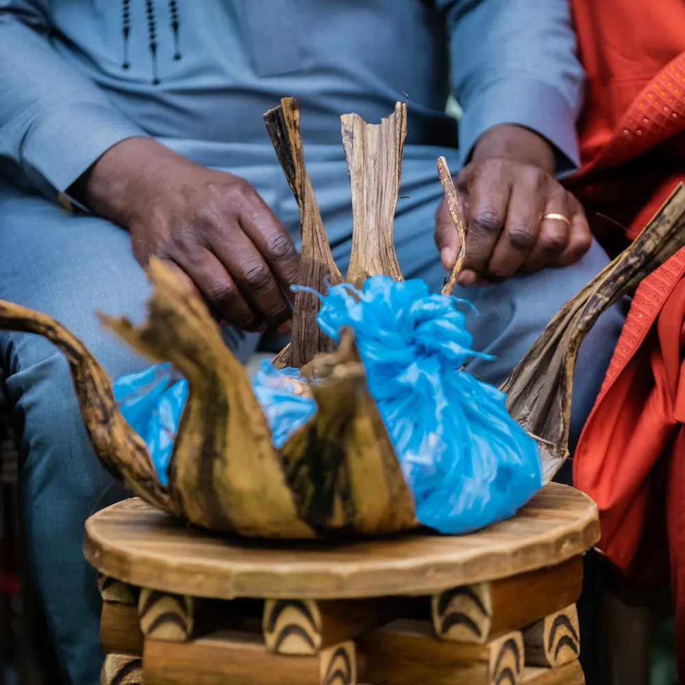 Mains autour du vin de palme lors d’une dot, photographie L21STUDIOS