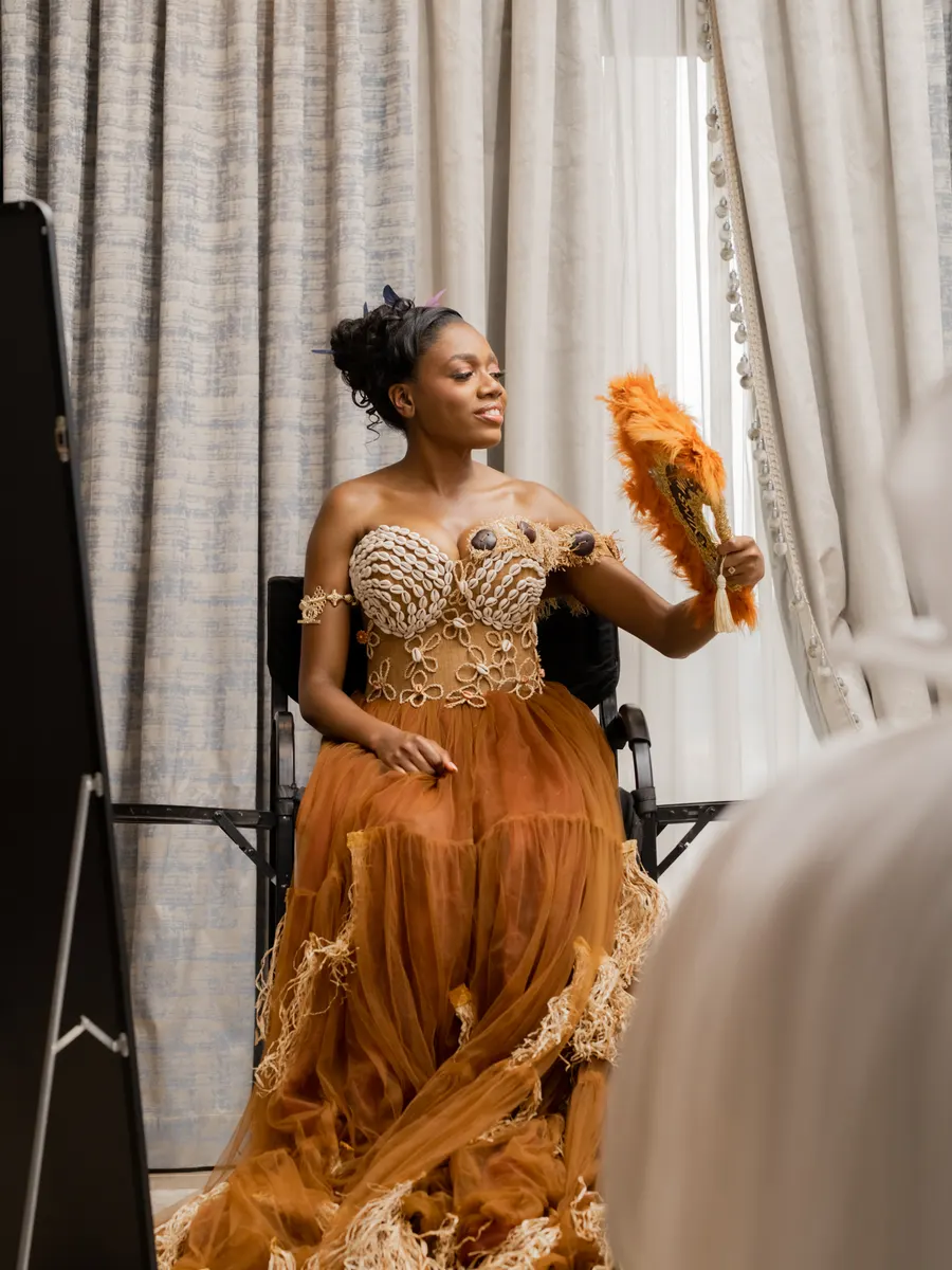 Mariée en tenue traditionnelle, éventail à la main, photographie L21STUDIOS