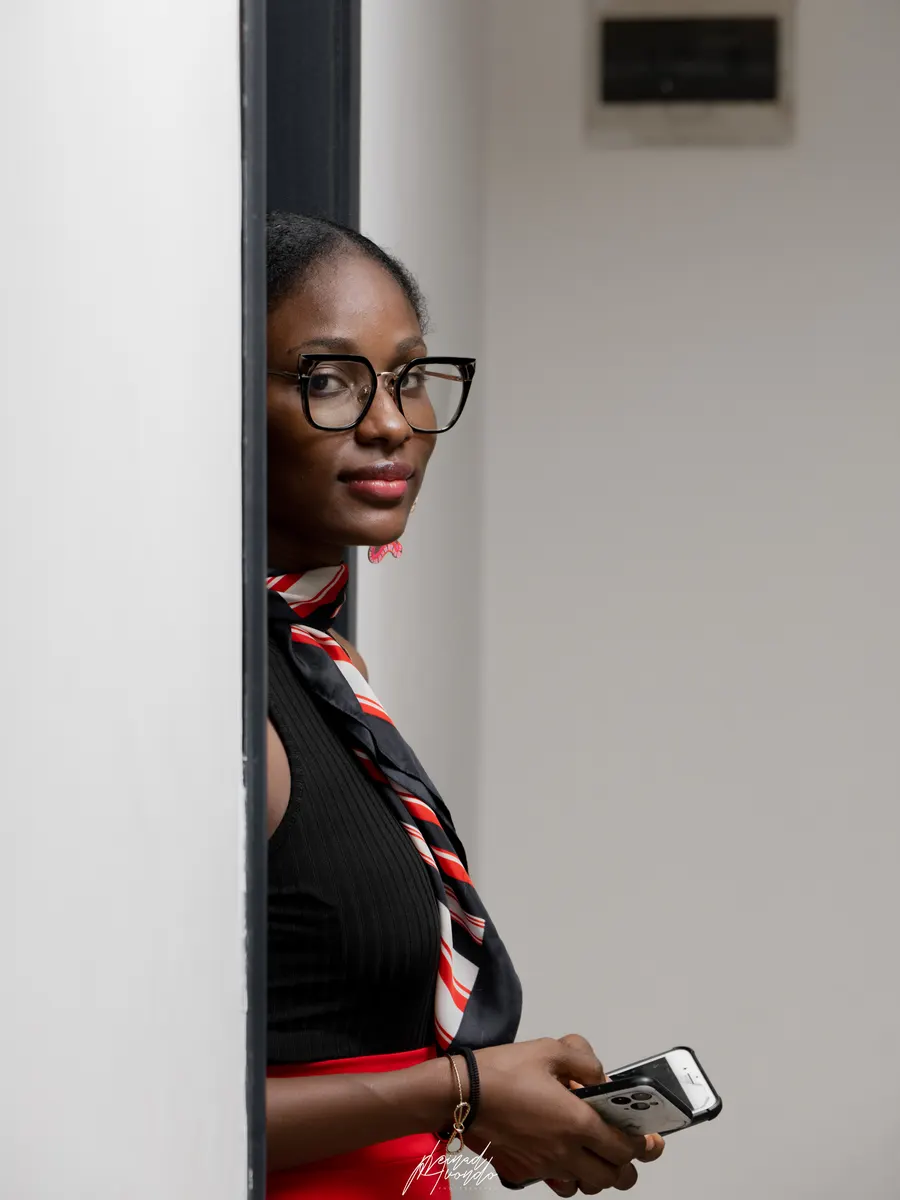Jeune femme en tenue de ville, téléphone à la main, photographie L21STUDIOS
