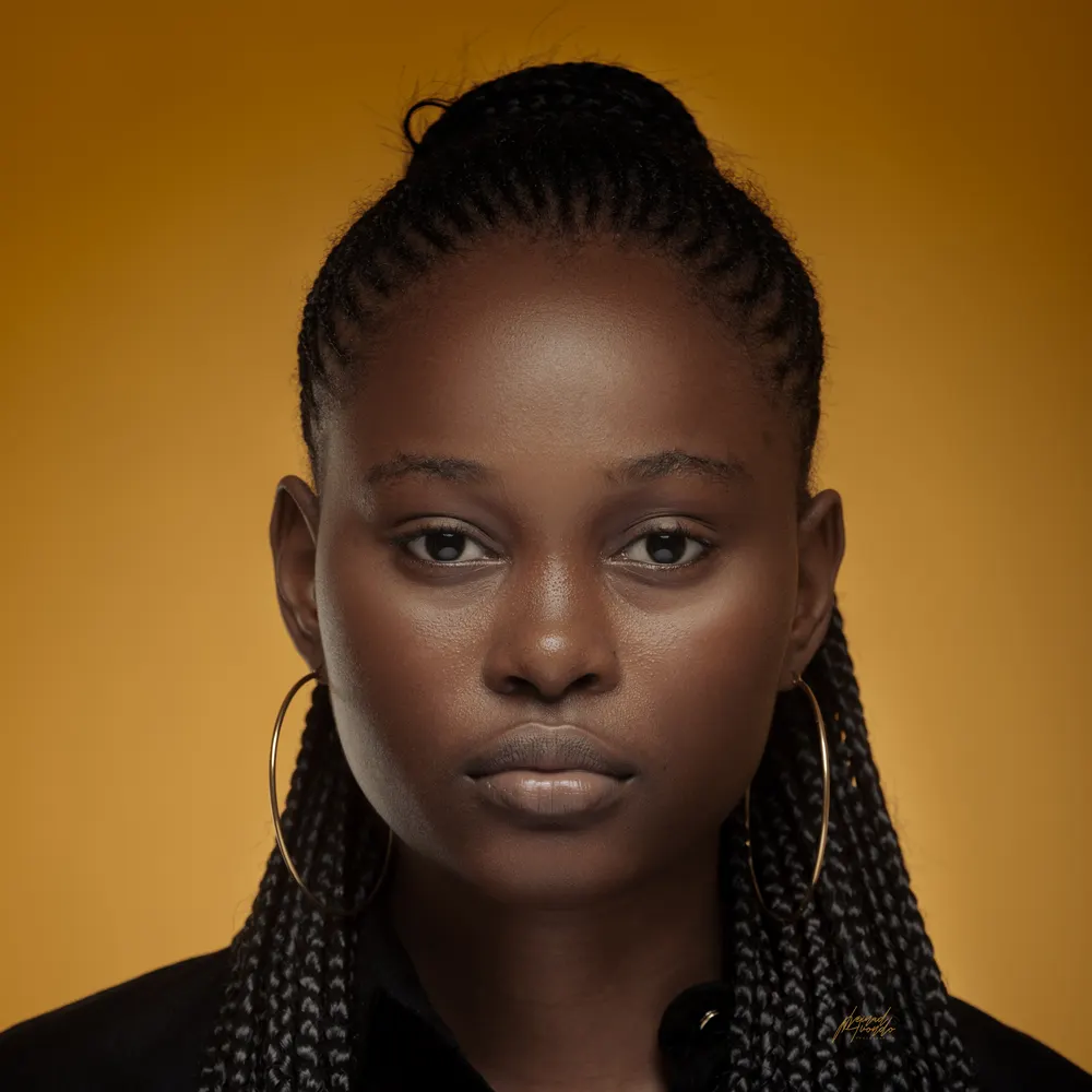Portrait studio sur fond doré, photographie L21STUDIOS
