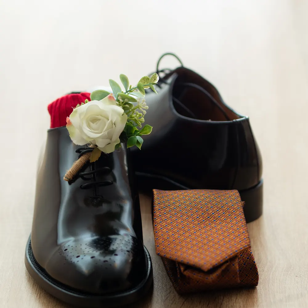 Chaussures et boutonnière du marié, photographie L21STUDIOS